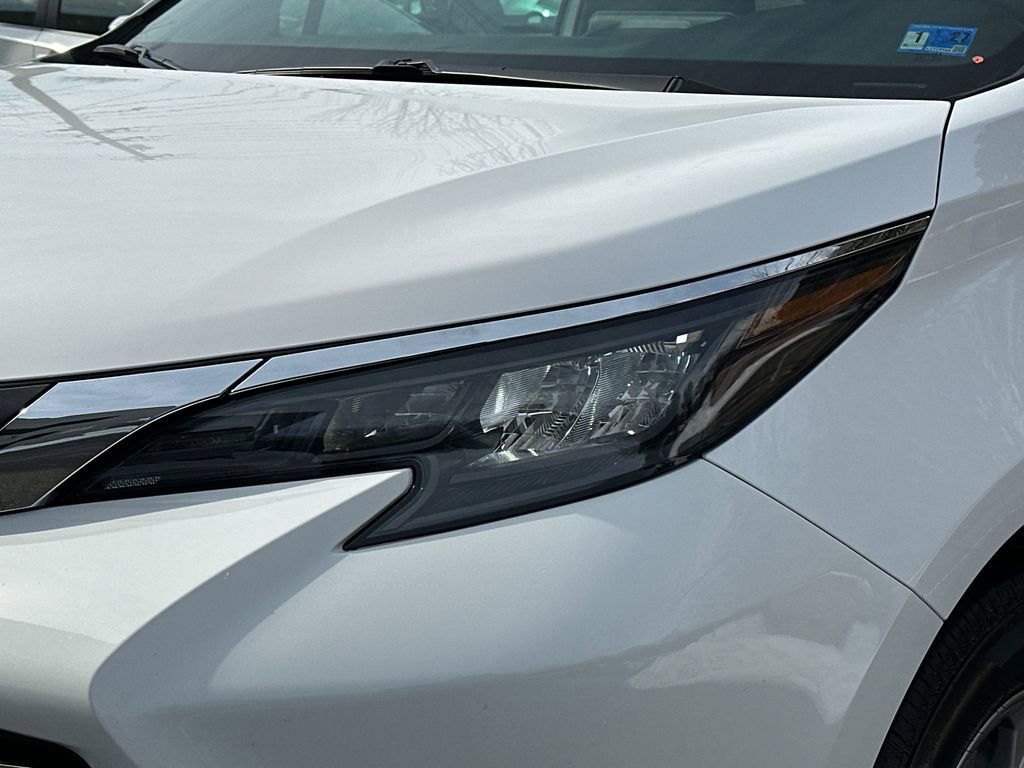 Used 2025 Toyota Sienna LE image 8