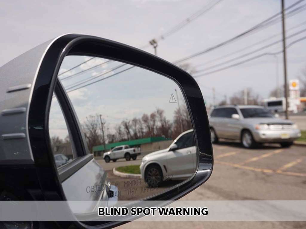 Used 2023 Kia Carnival LX image 5