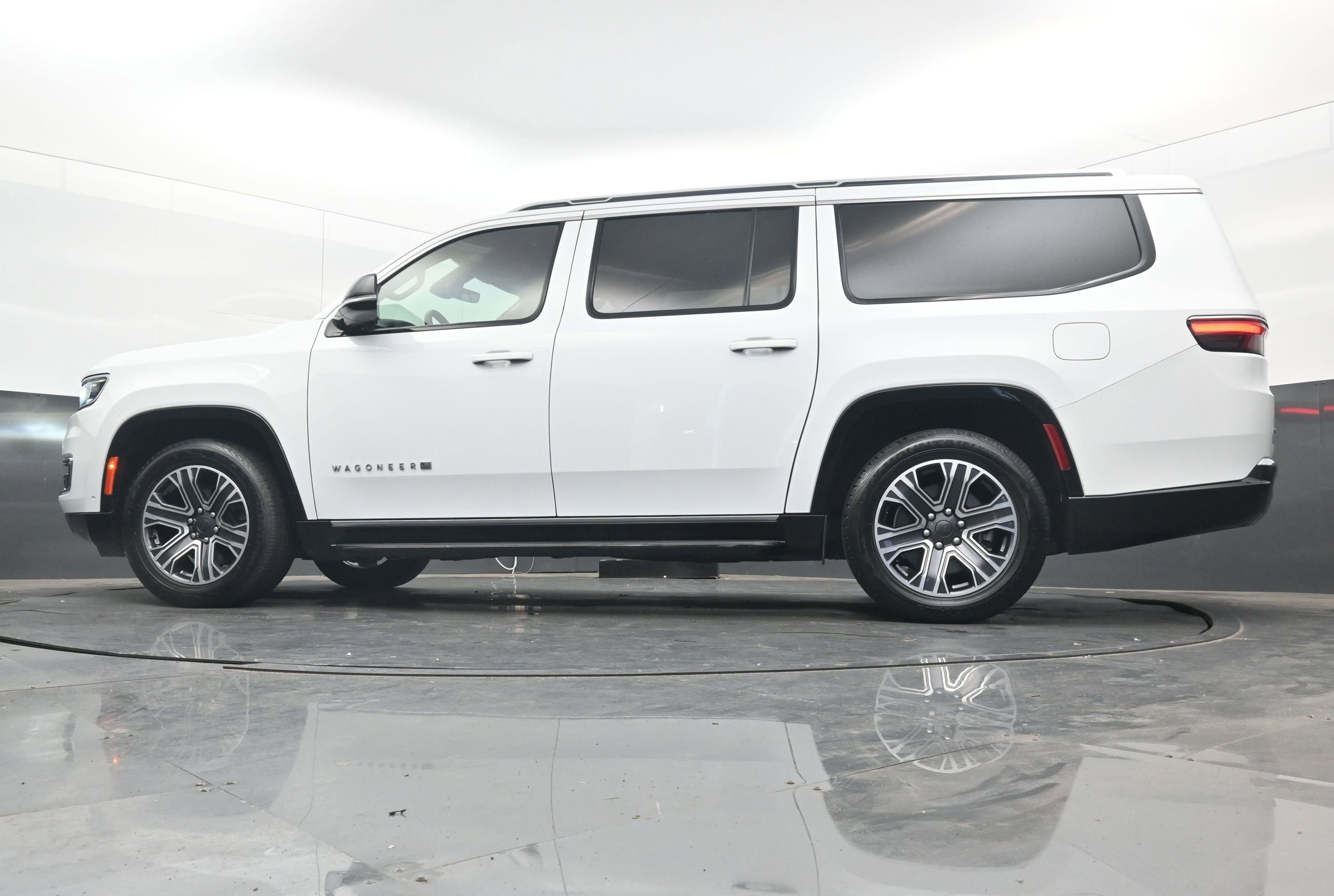 Used 2023 Jeep Wagoneer L Series II image 27