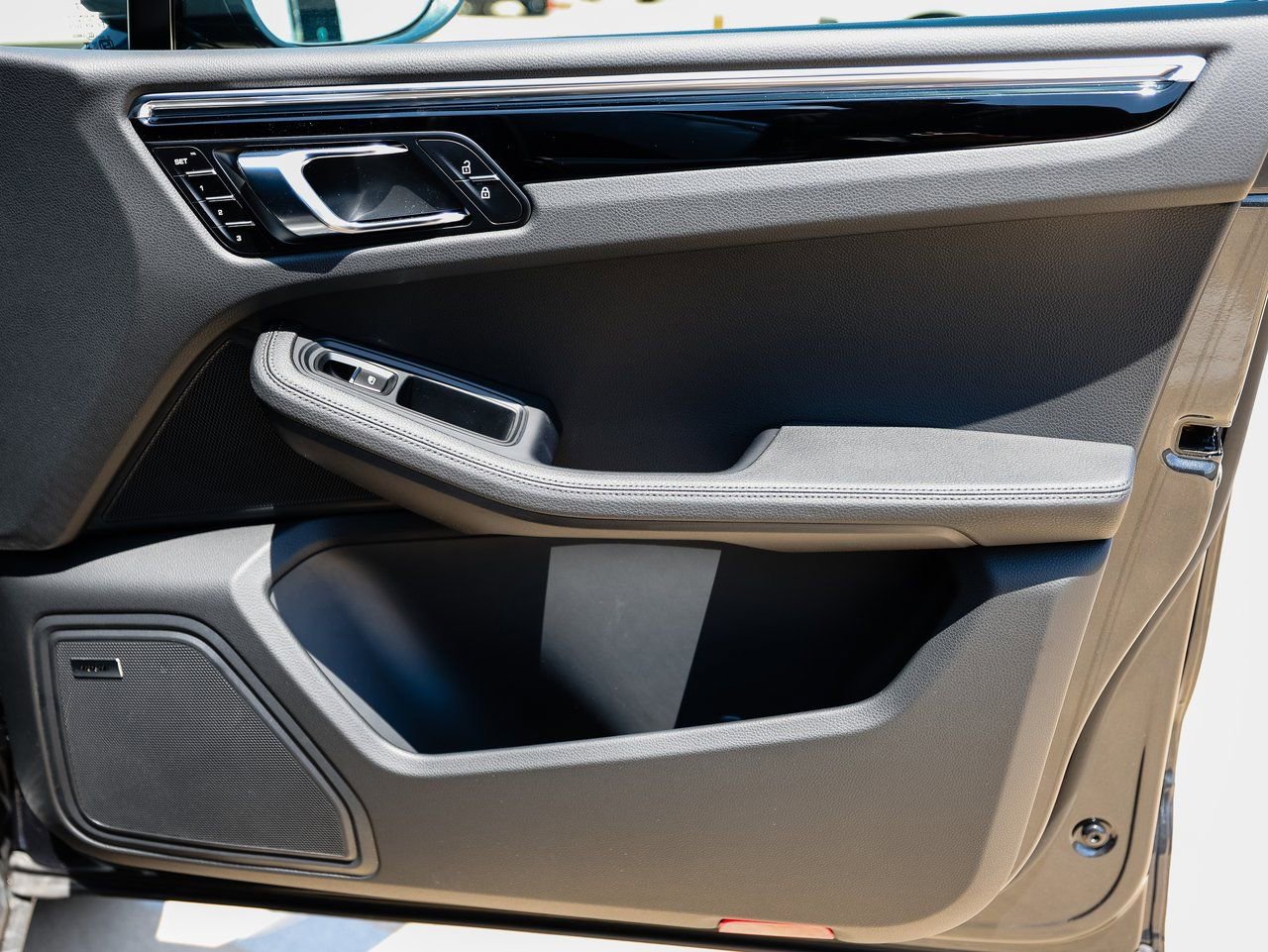 Certified 2025 Porsche Macan image 26