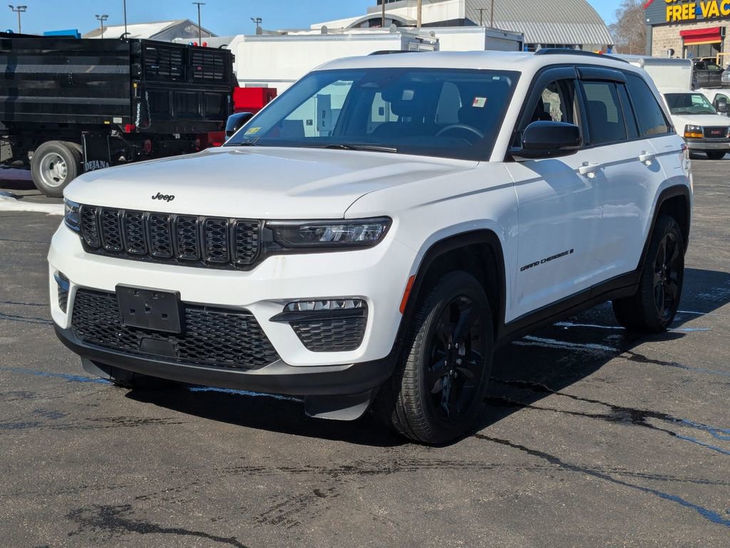 Used 2023 Jeep Grand Cherokee Limited w/ Black Appearance Package image 8
