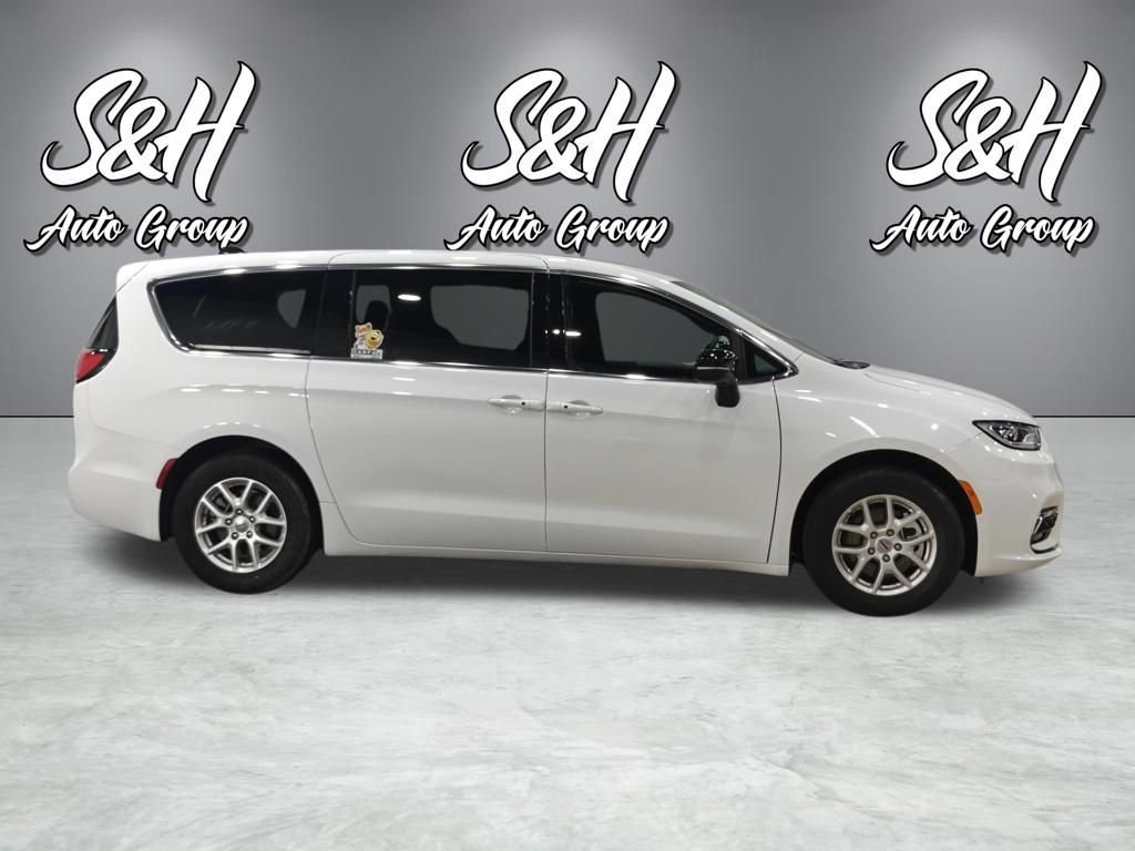 Used 2025 Chrysler Pacifica Select image 20