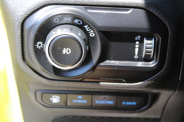 Used 2023 Jeep Wrangler Unlimited Sahara w/ Cold Weather Group AWD/4WD image 25