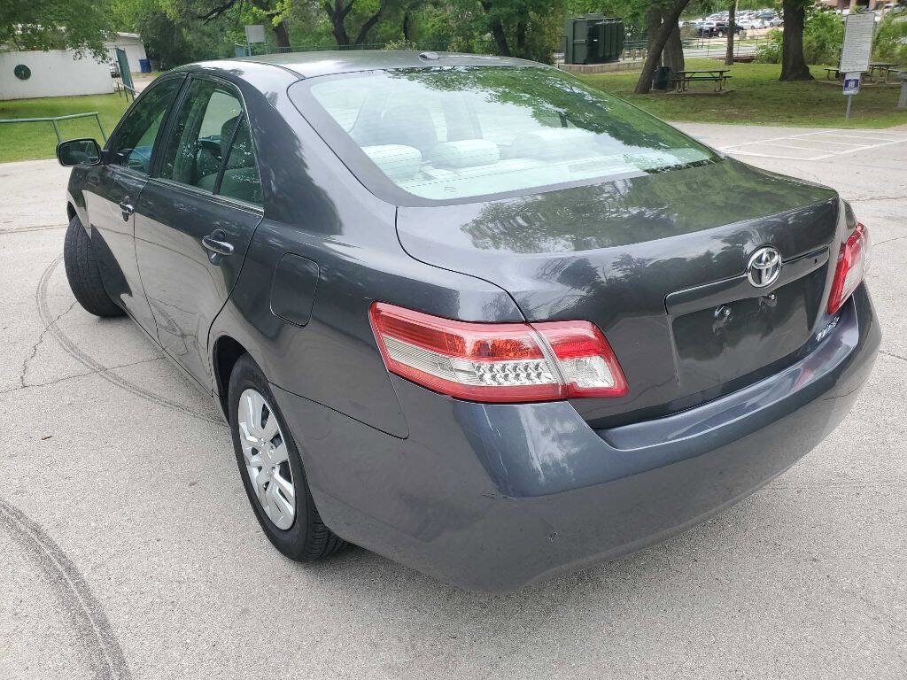 Used 2010 Toyota Camry LE image 2