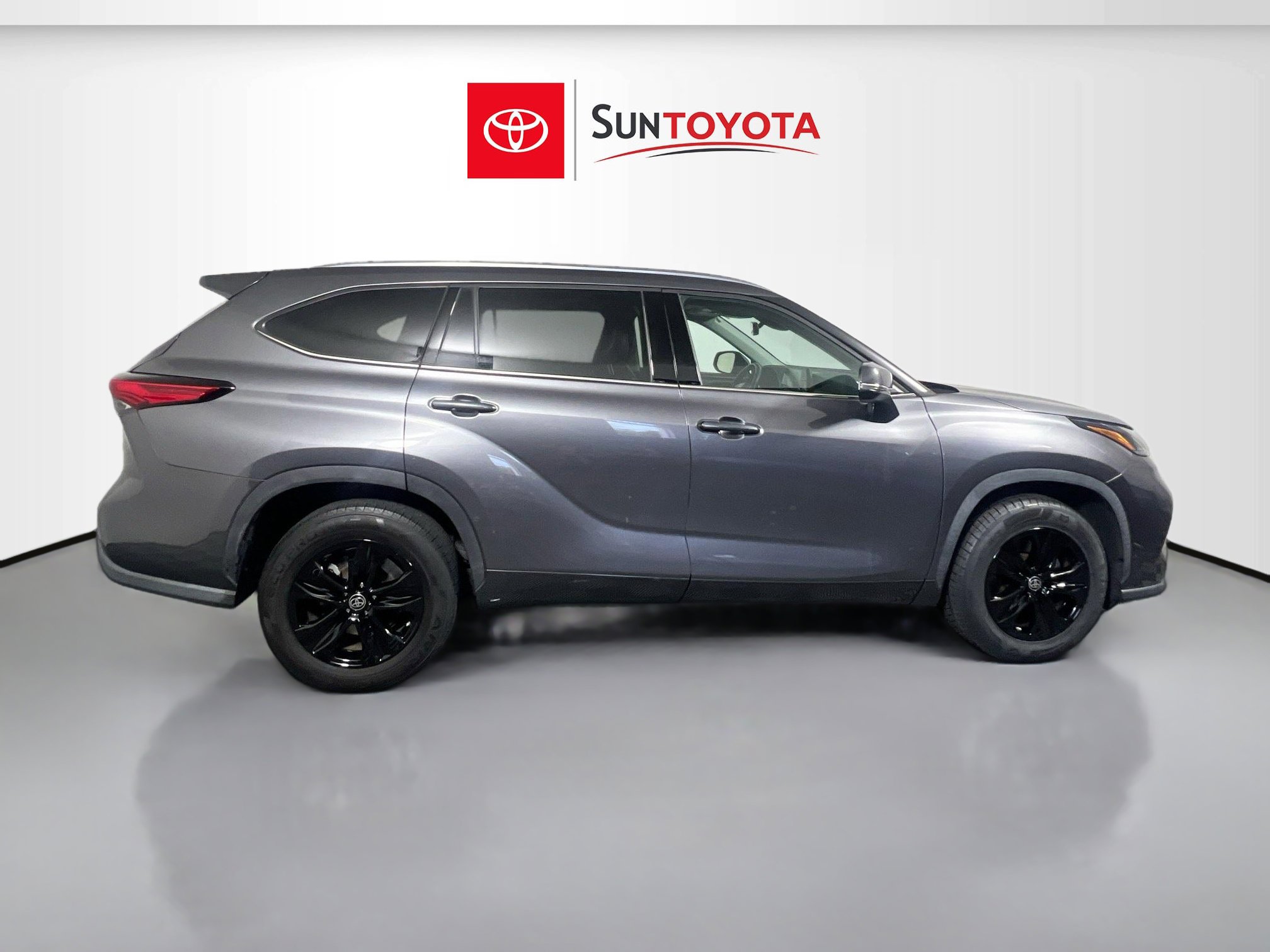 Used 2021 Toyota Highlander XLE FWD image 2