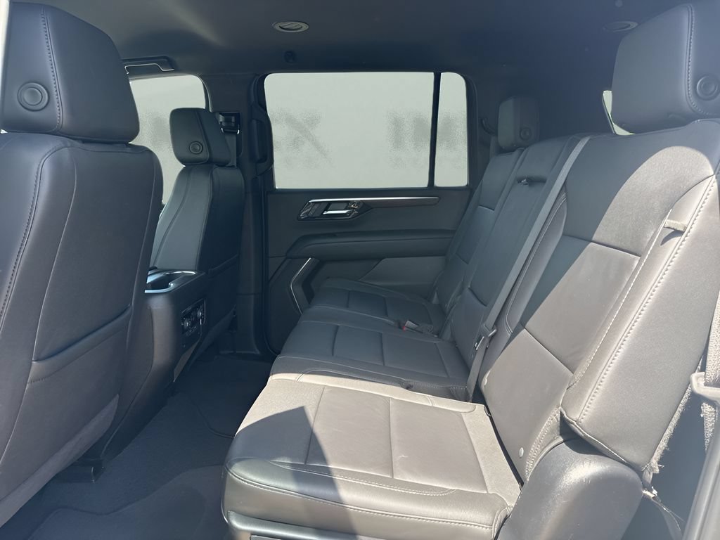 Used 2025 Chevrolet Suburban Z71 AWD/4WD image 32