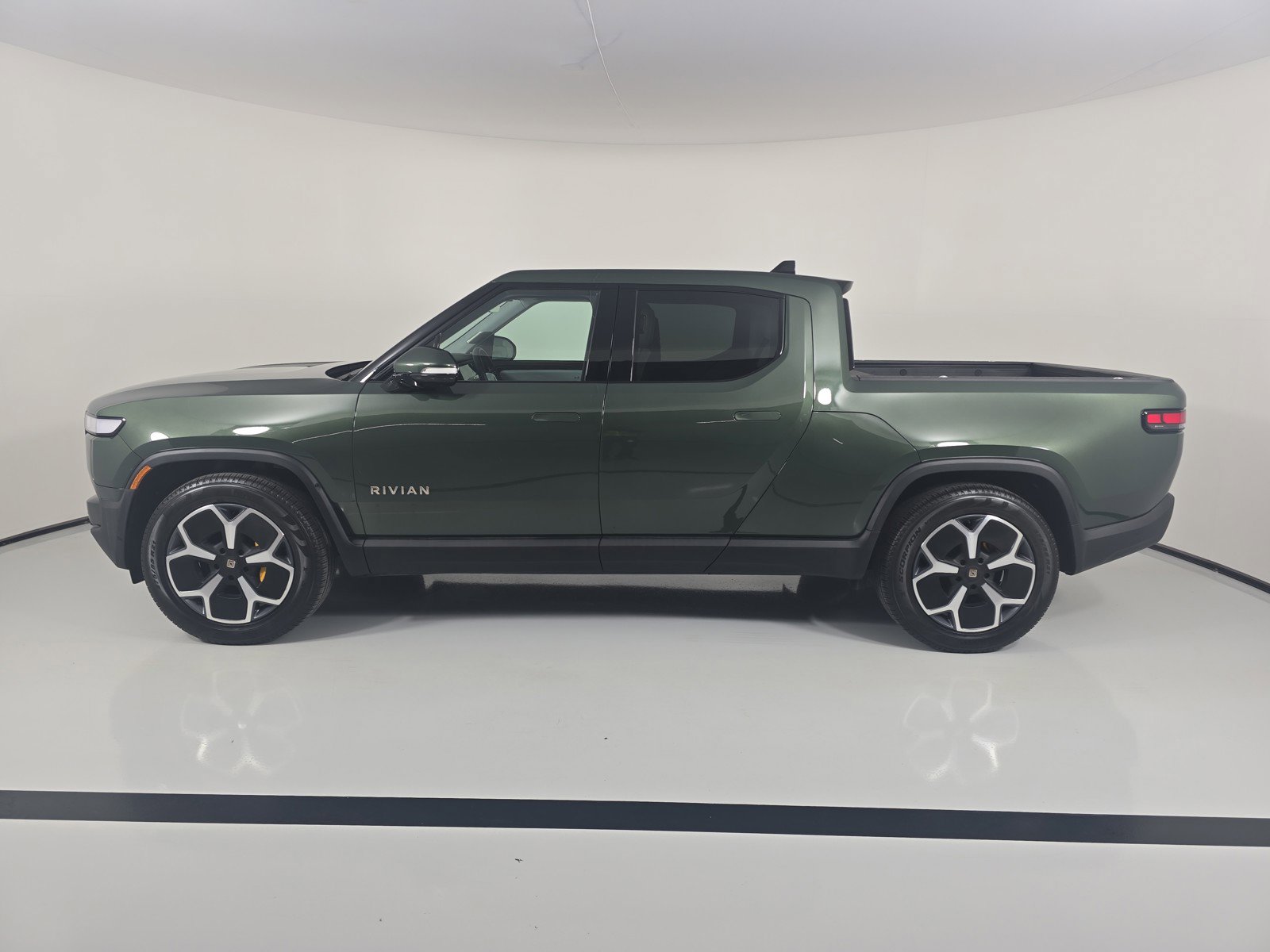 Used 2024 Rivian R1T Adventure AWD/4WD image 2