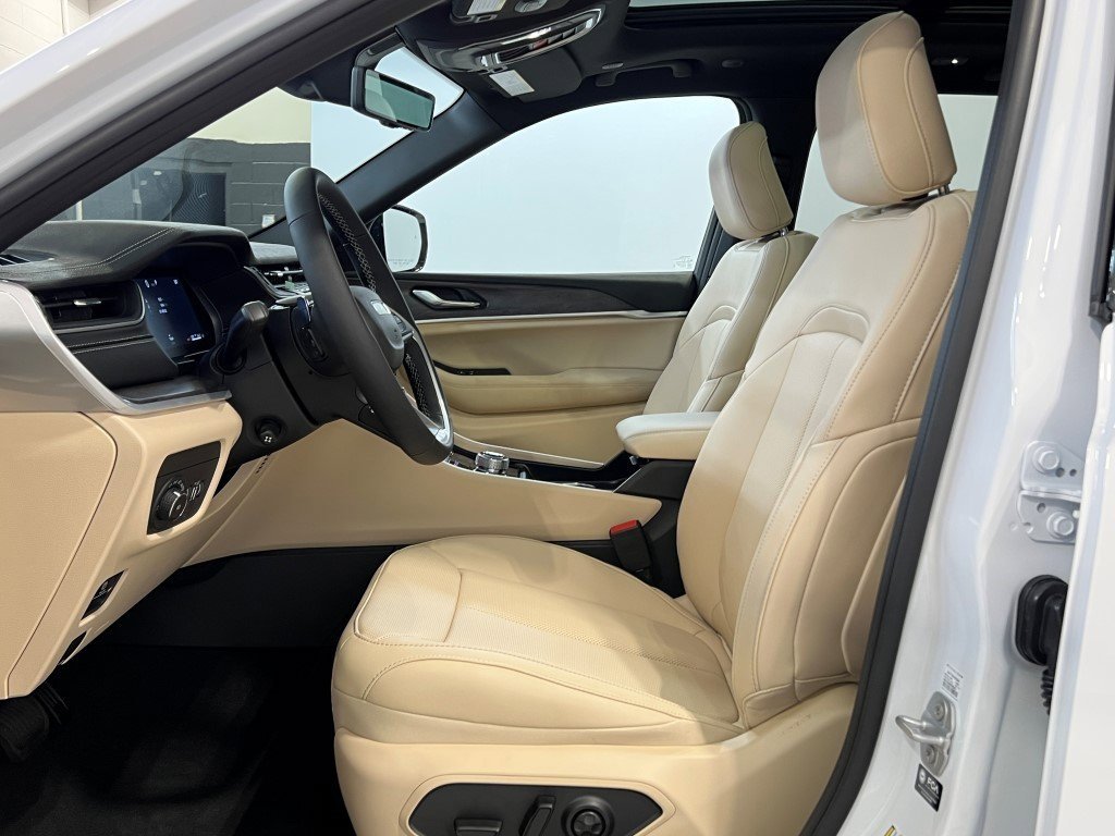 New 2025 Jeep Grand Cherokee Limited w/ Luxury Tech Group II image 14