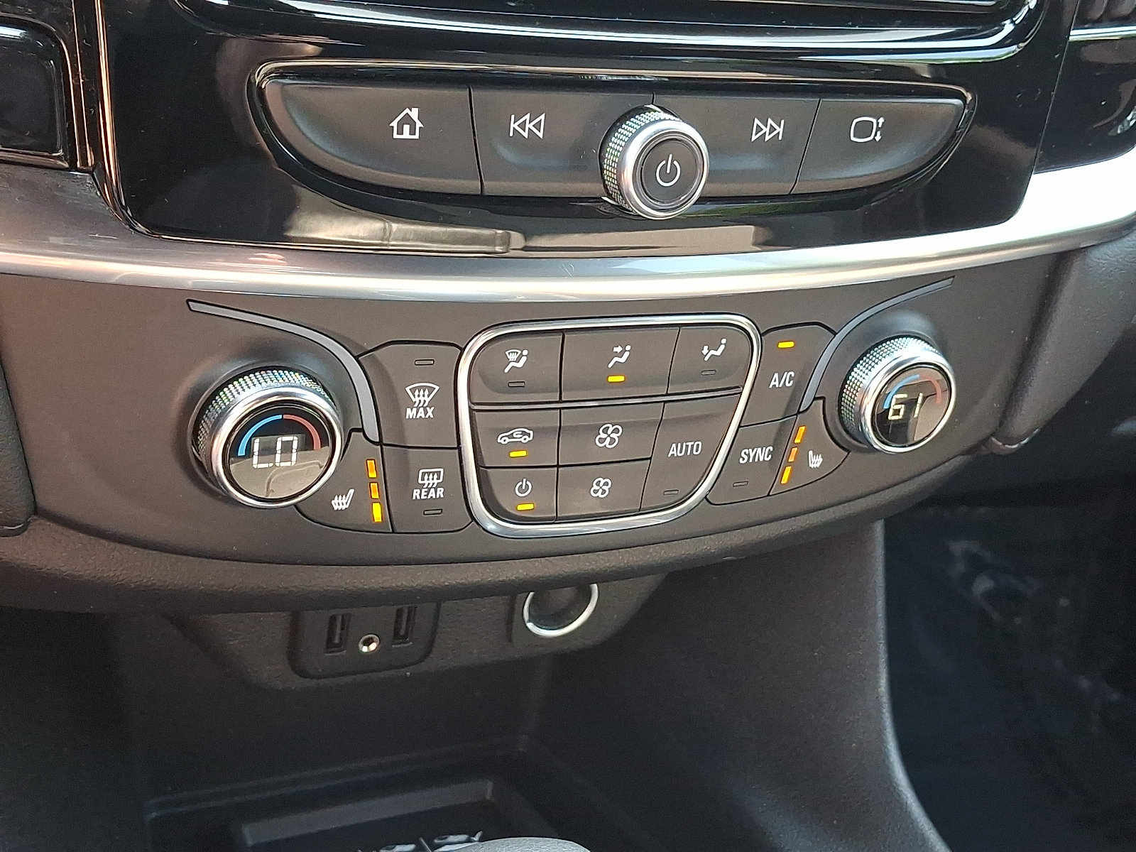 Used 2022 Chevrolet Traverse LT FWD image 14
