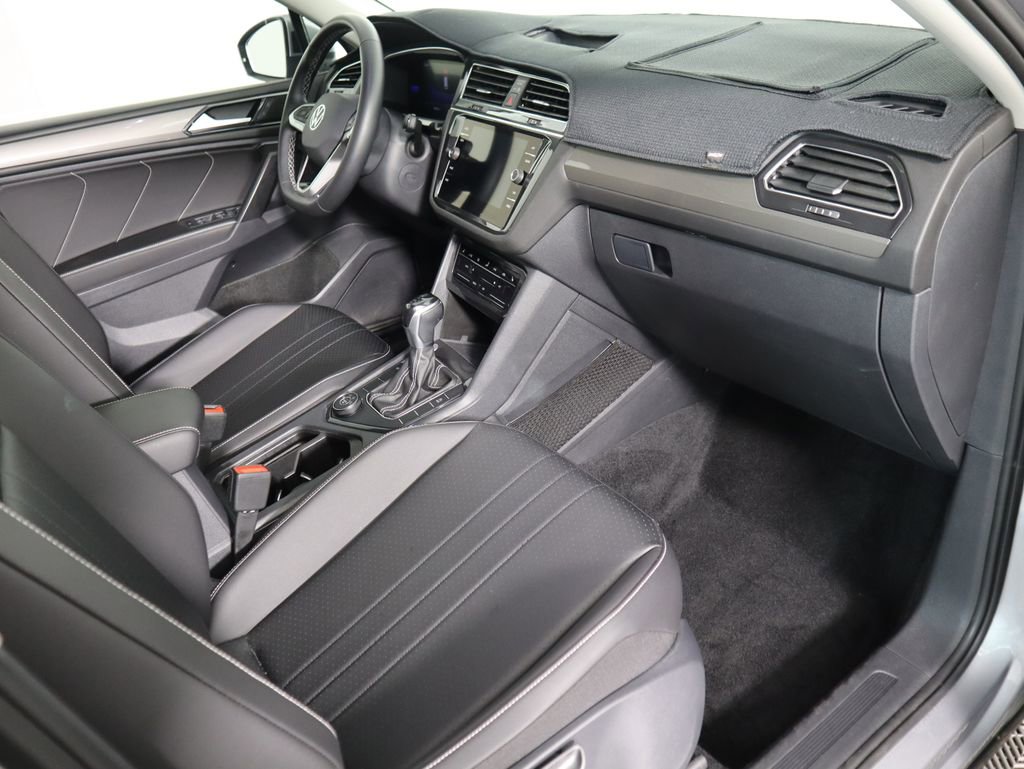 Used 2022 Volkswagen Tiguan SE w/ Panoramic Sunroof Package image 17