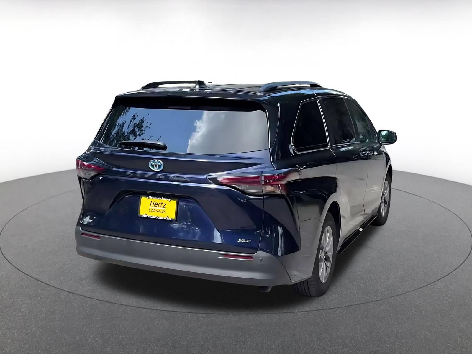 Used 2025 Toyota Sienna XLE FWD image 13