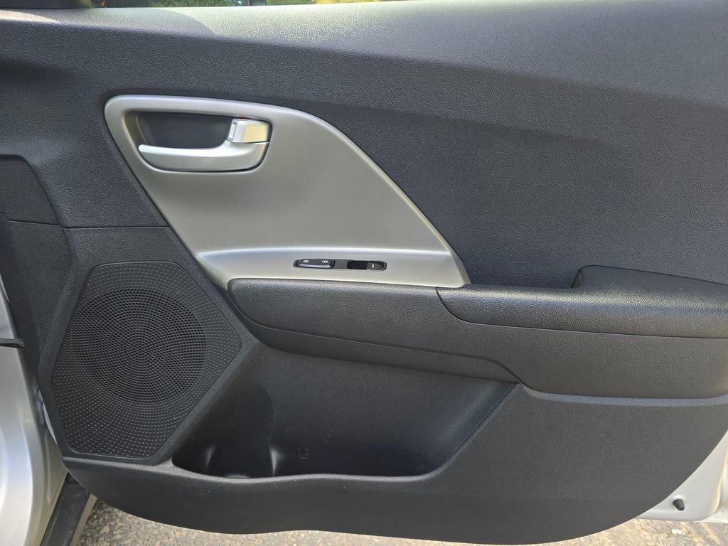 Used 2017 Kia Niro LX image 20