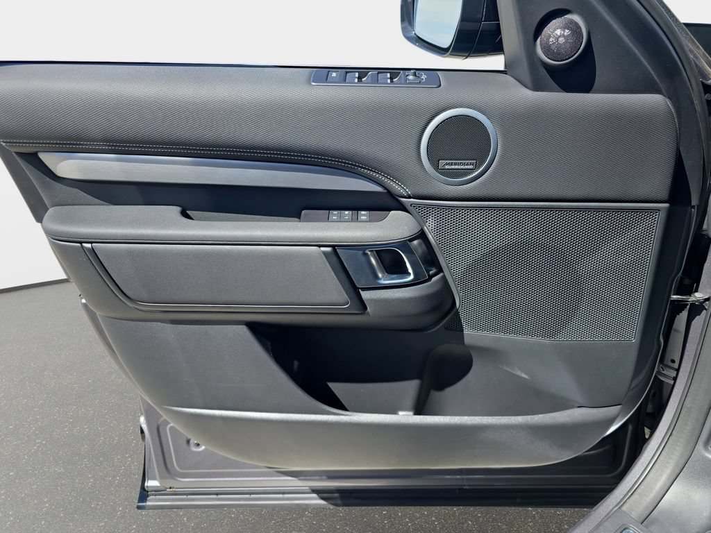 Certified 2025 Land Rover Discovery Dynamic SE AWD/4WD image 29