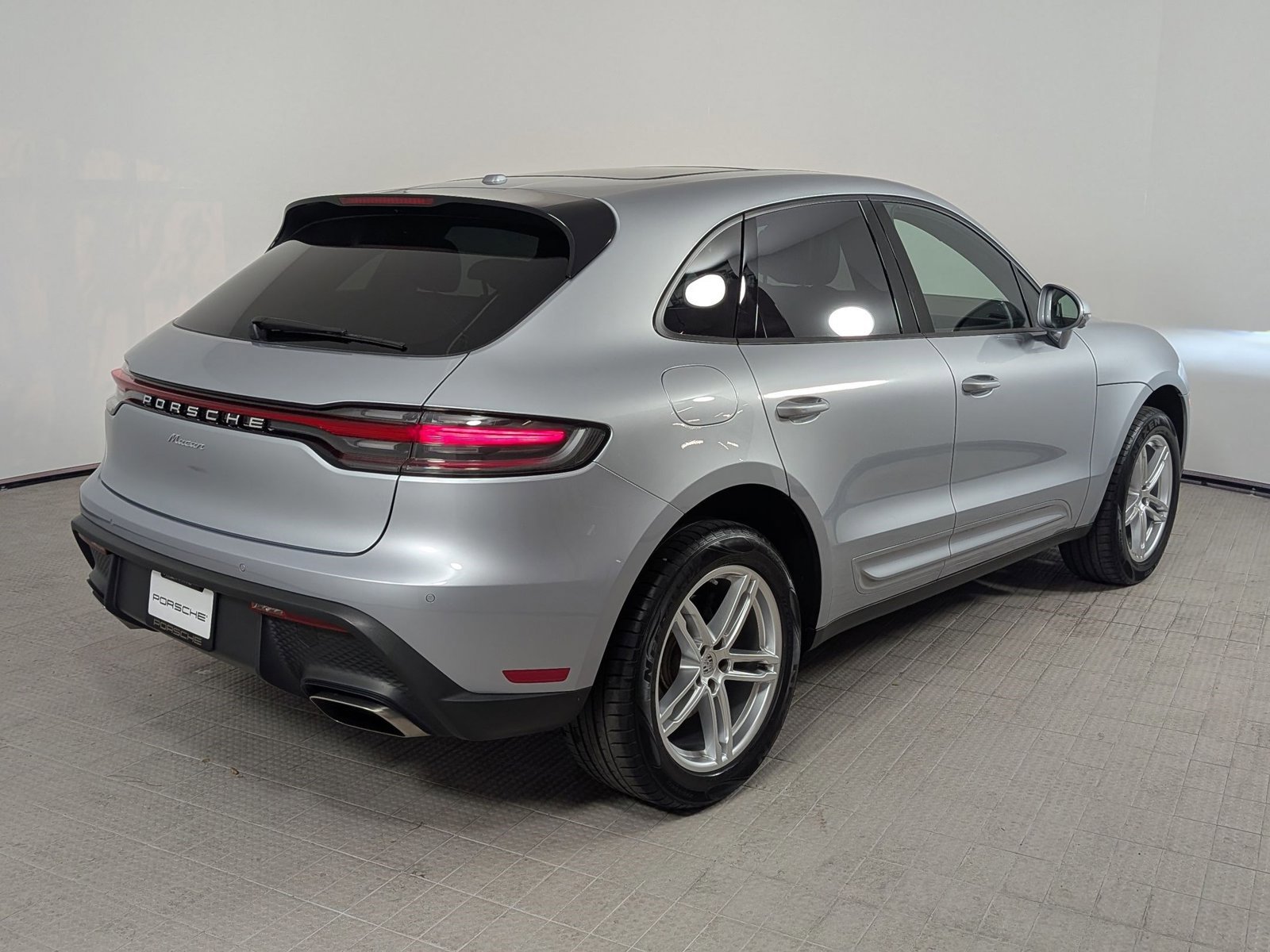 Certified 2025 Porsche Macan Turbo AWD/4WD image 9
