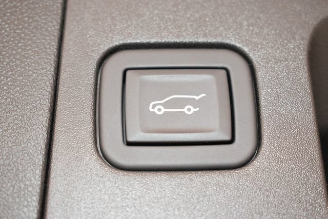 Used 2023 Cadillac XT5 Premium Luxury w/ LPO, Floor Liner Package AWD/4WD image 15