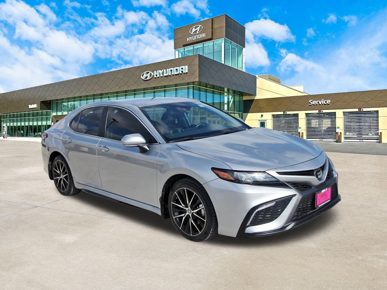 Used 2024 Toyota Camry SE image 3