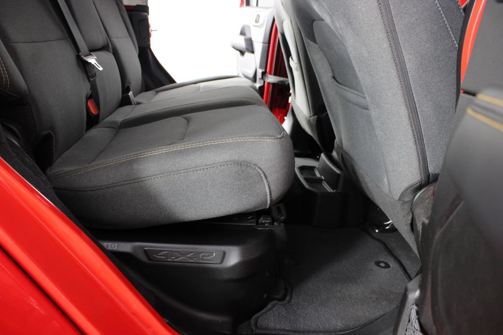 Used 2025 Jeep Wrangler Unlimited Sahara AWD/4WD image 18