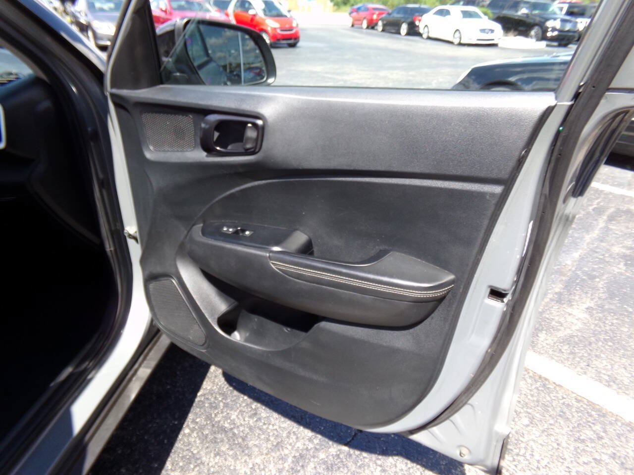 Used 2023 Hyundai Venue Limited FWD image 38