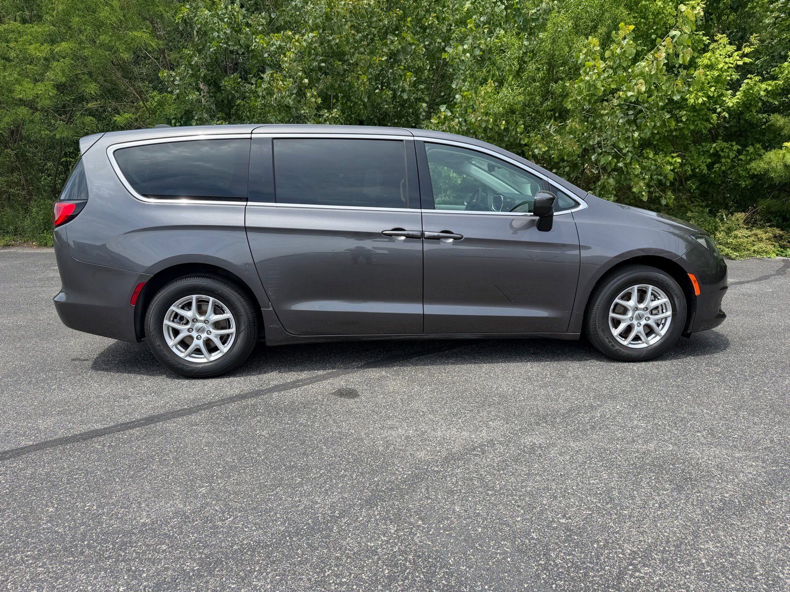 Used 2023 Chrysler Voyager LX FWD image 14