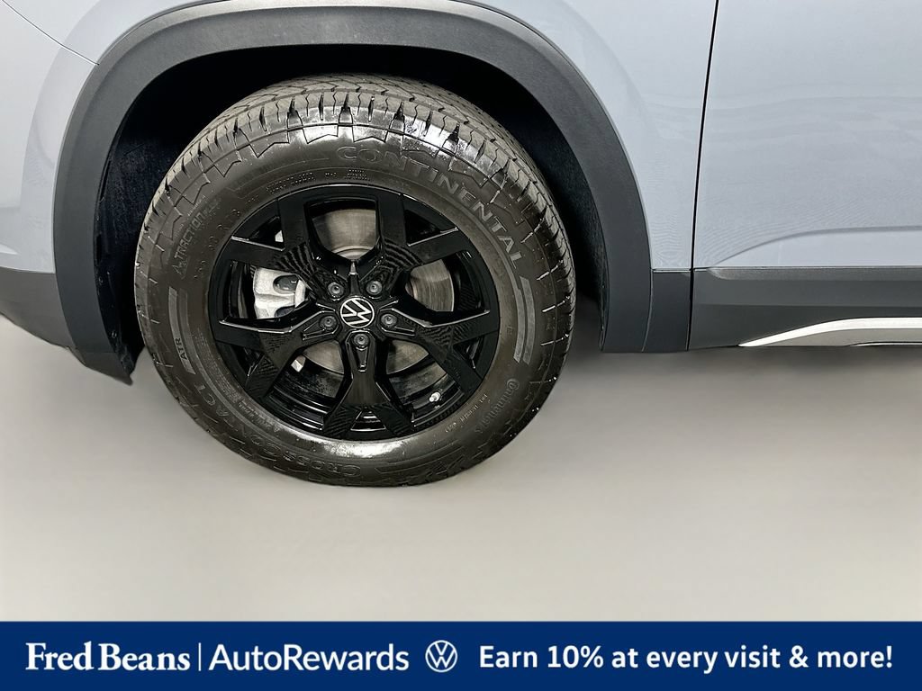 Used 2025 Volkswagen Atlas Peak Edition SE AWD/4WD image 36