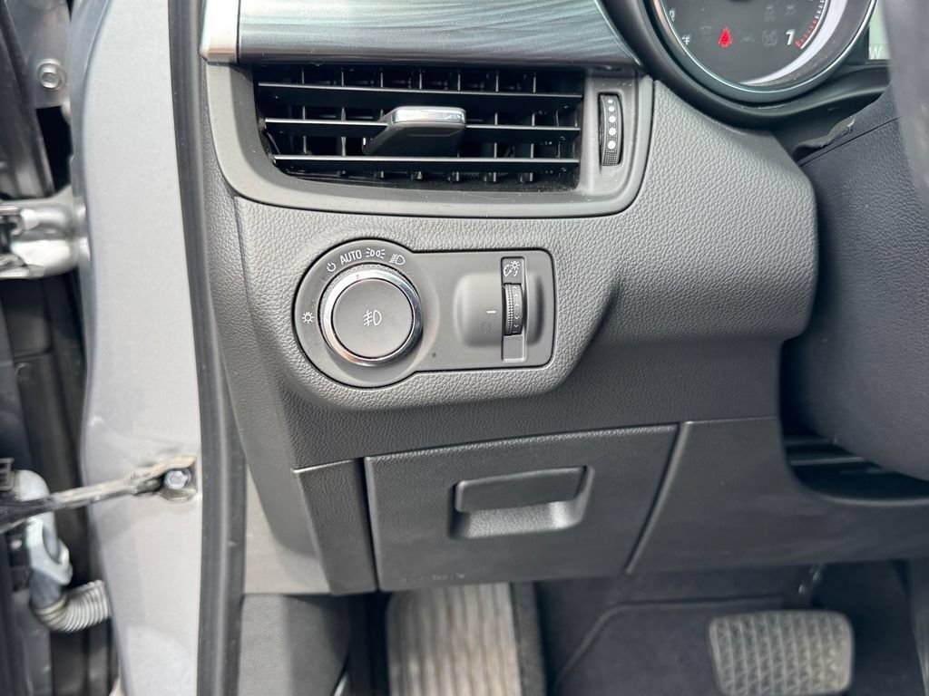Used 2020 Buick Envision Essence AWD/4WD image 18