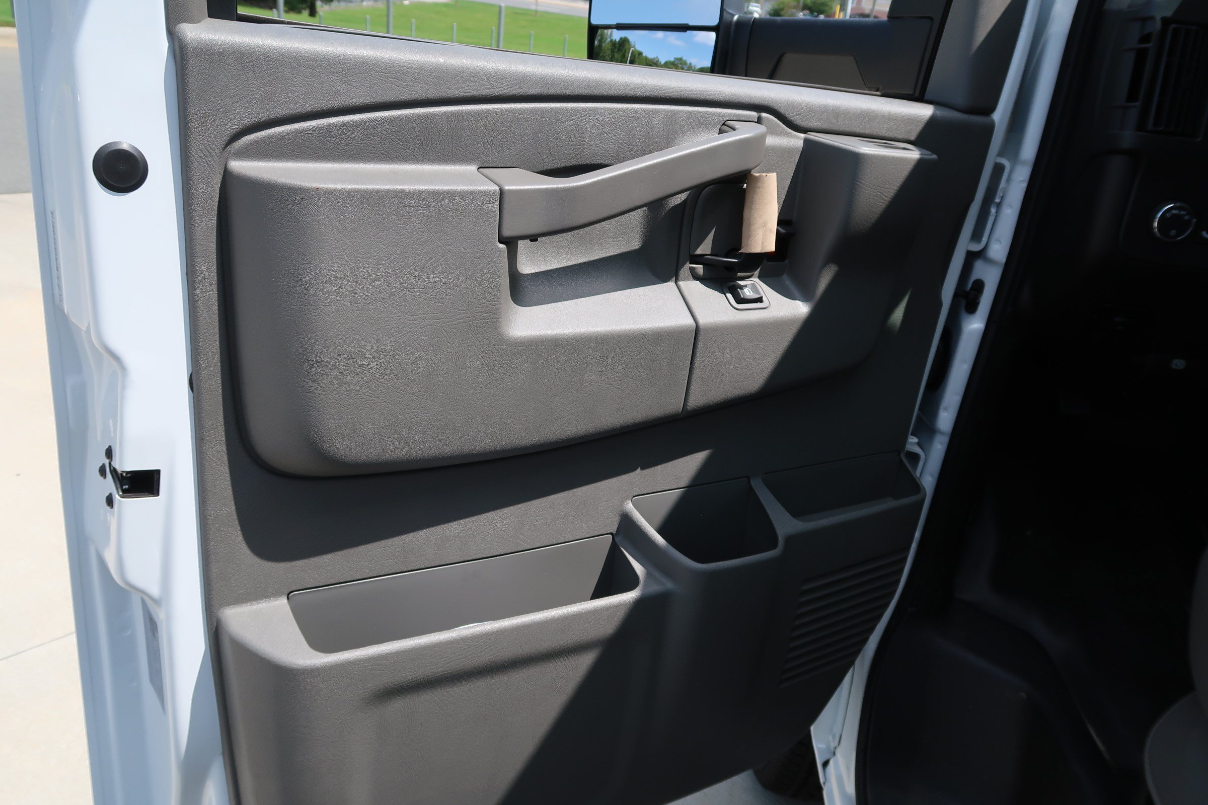Used 2025 Chevrolet Express 3500 w/ Power Convenience Package RWD image 18