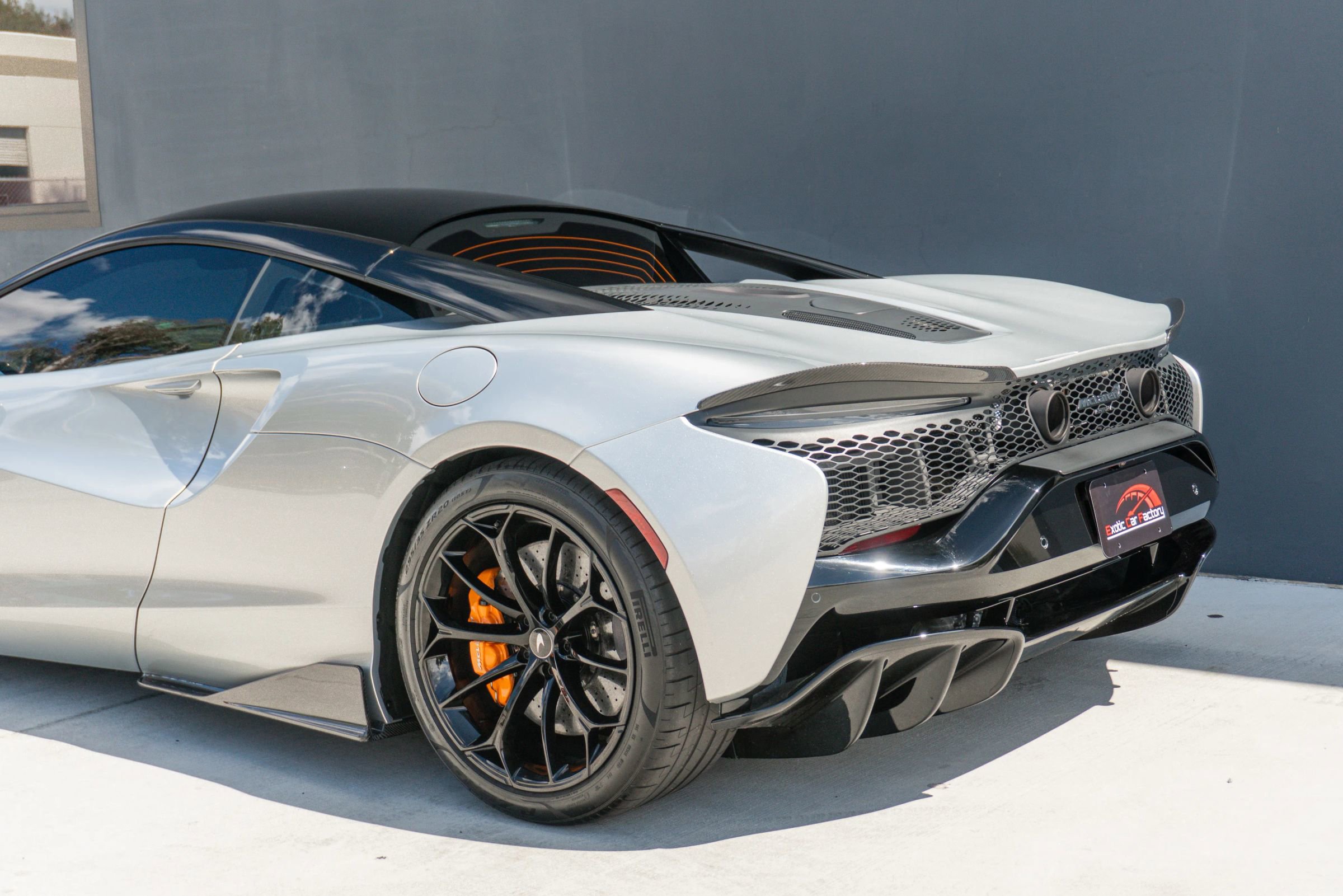Used 2023 McLaren Artura RWD image 24