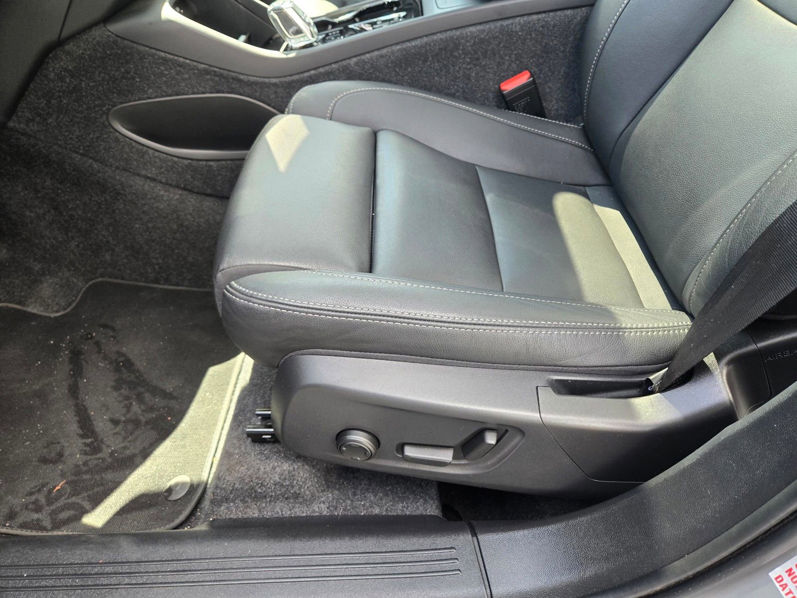 Certified 2025 Volvo XC40 B5 Plus AWD/4WD image 9