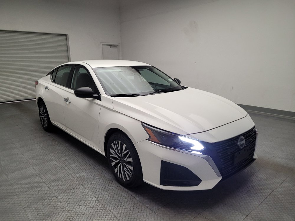 Used 2025 Nissan Altima 2.5 SV FWD image 13