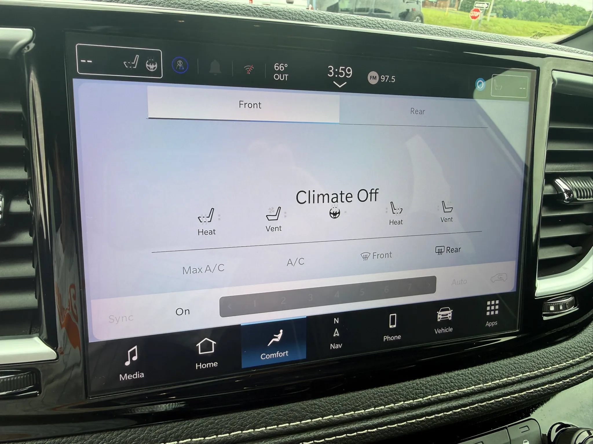 Used 2025 Chrysler Pacifica Limited FWD image 11