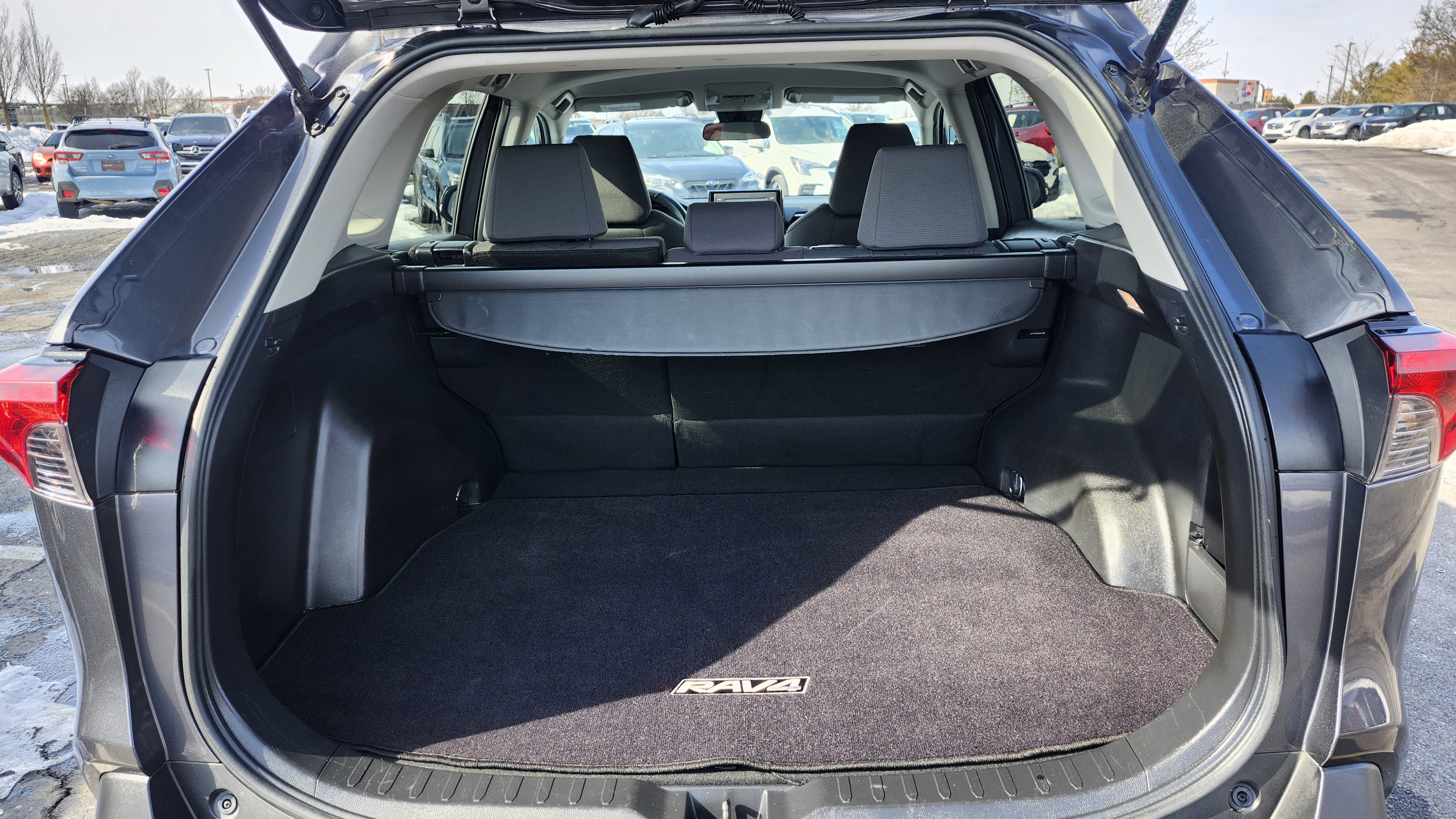 Used 2021 Toyota RAV4 XLE w/ Carpet Mat Package (TMS) image 21