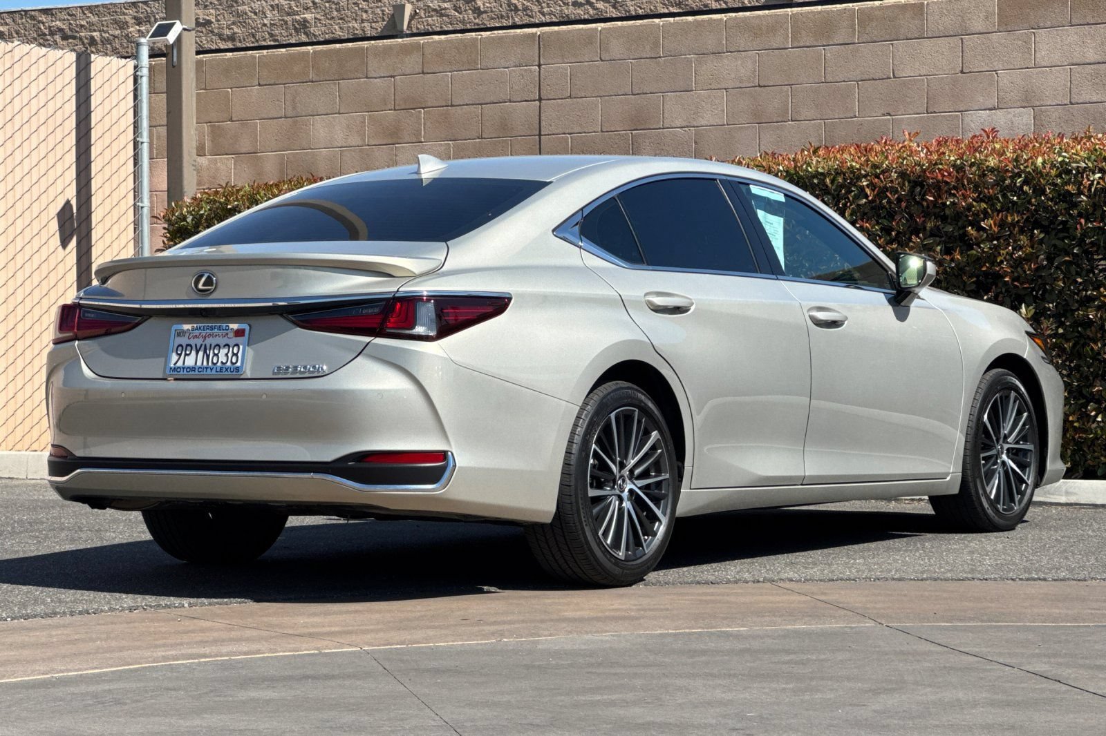 Certified 2025 Lexus ES 300h w/ Premium Package FWD image 4