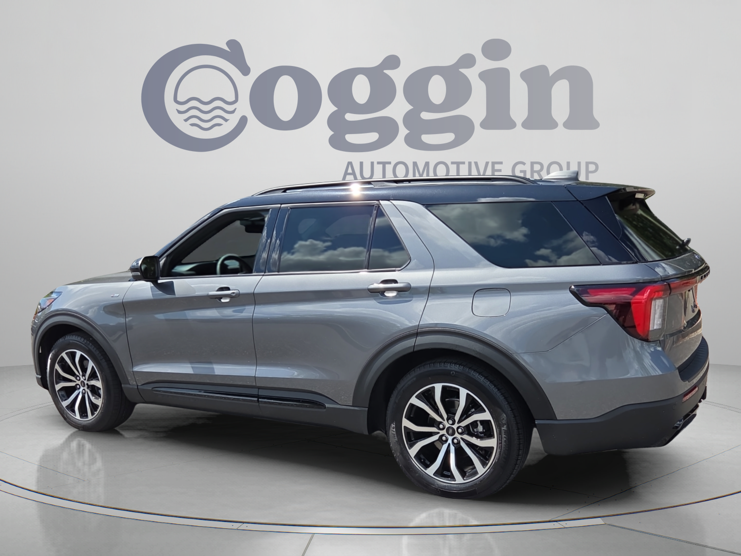 Used 2025 Ford Explorer ST-Line w/ Premium Package RWD image 3