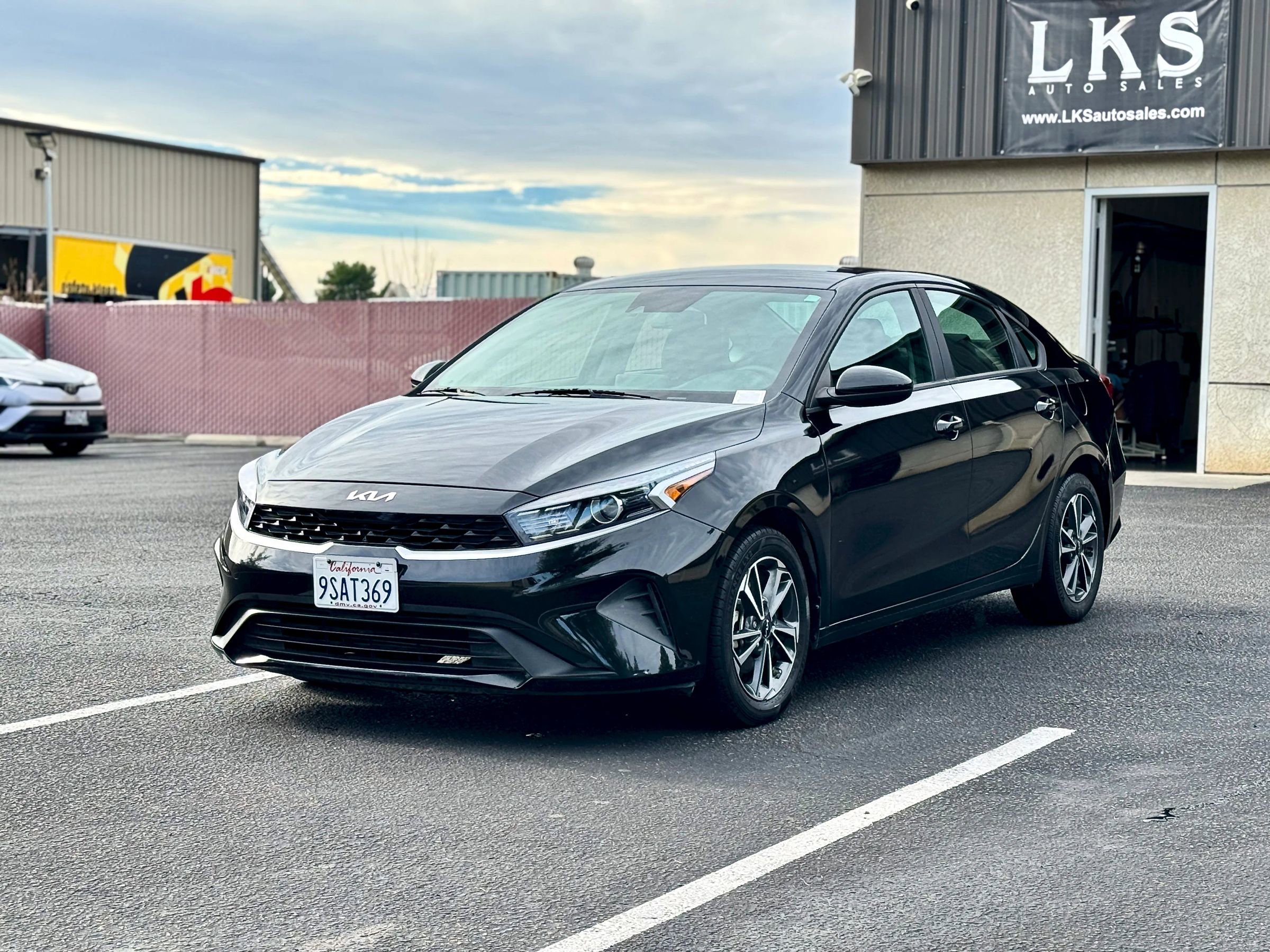 Used 2023 Kia Forte LXS image 3