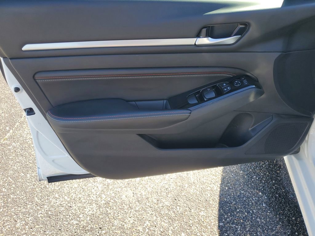 Used 2023 Nissan Altima 2.5 SR w/ SR Premium Package FWD image 8