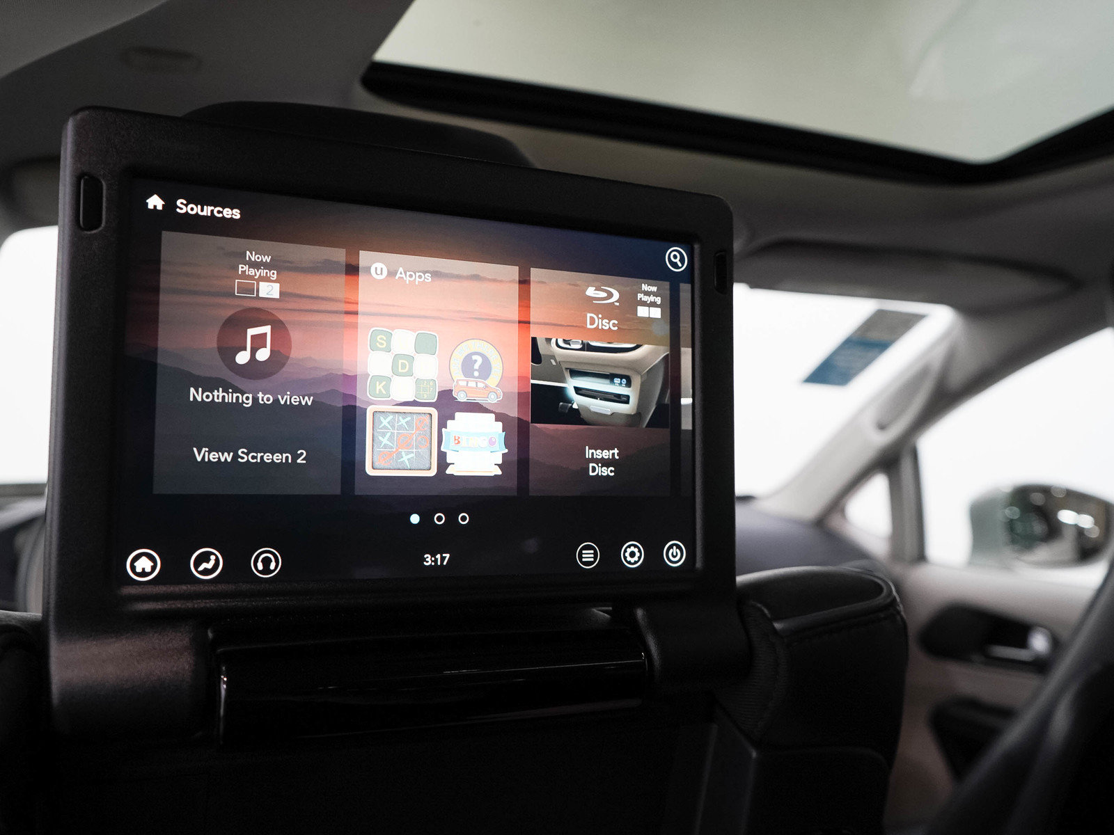 Used 2017 Chrysler Pacifica Limited w/ UConnect Theater Package FWD image 18