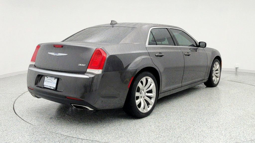 Used 2021 Chrysler 300 Touring w/ Chrome Appearance Package image 5