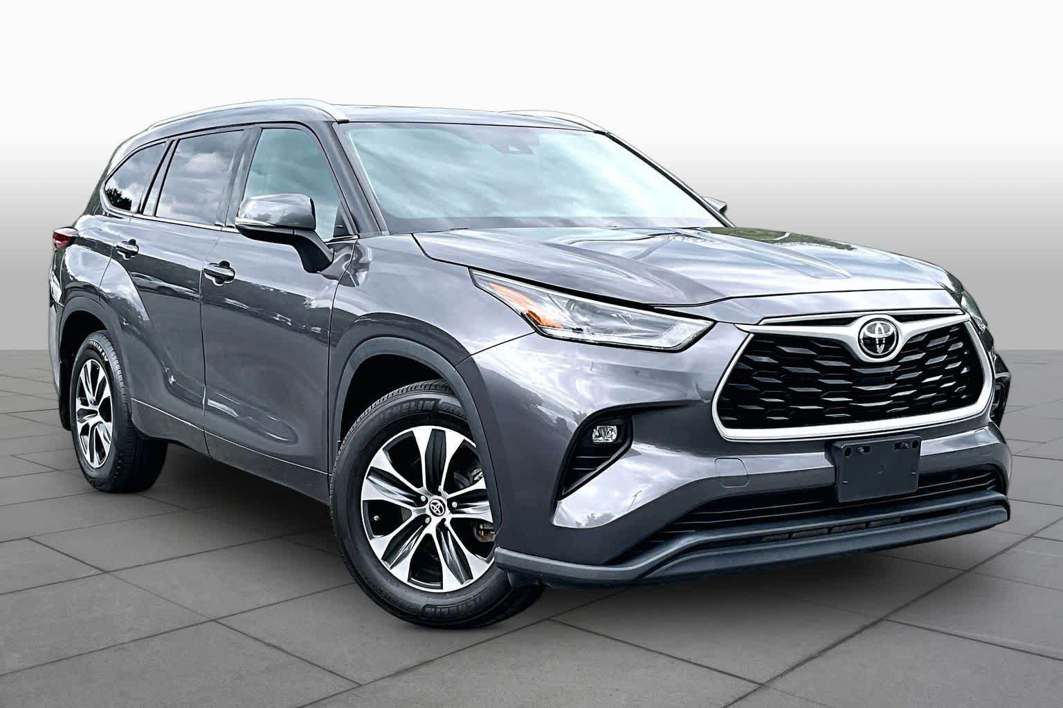 Used 2021 Toyota Highlander XLE AWD/4WD image 3