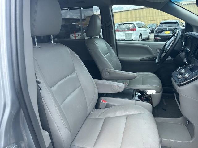 Used 2015 Toyota Sienna XLE w/ XLE Navigation Package FWD image 9