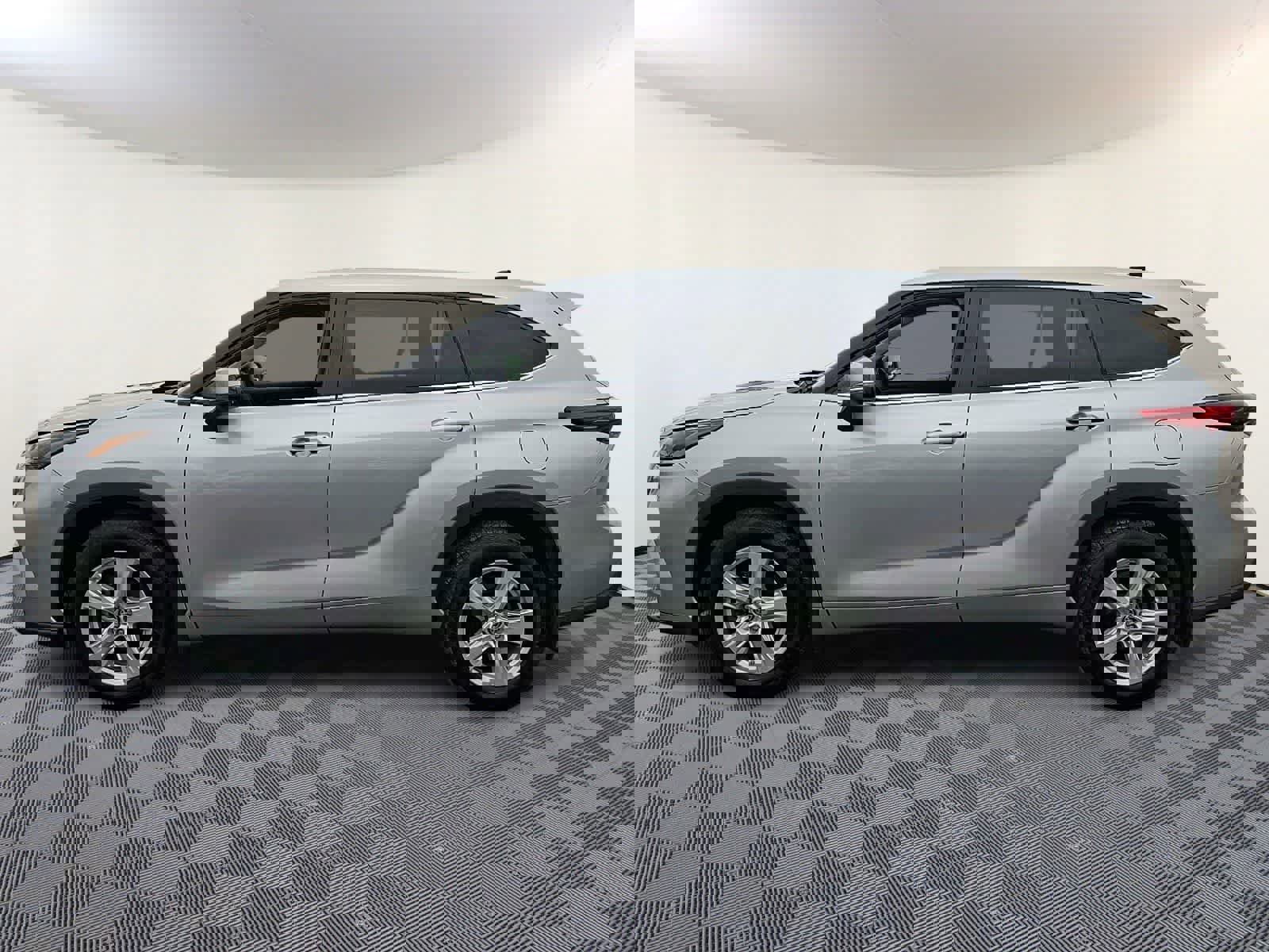 Used 2023 Toyota Highlander LE image 9