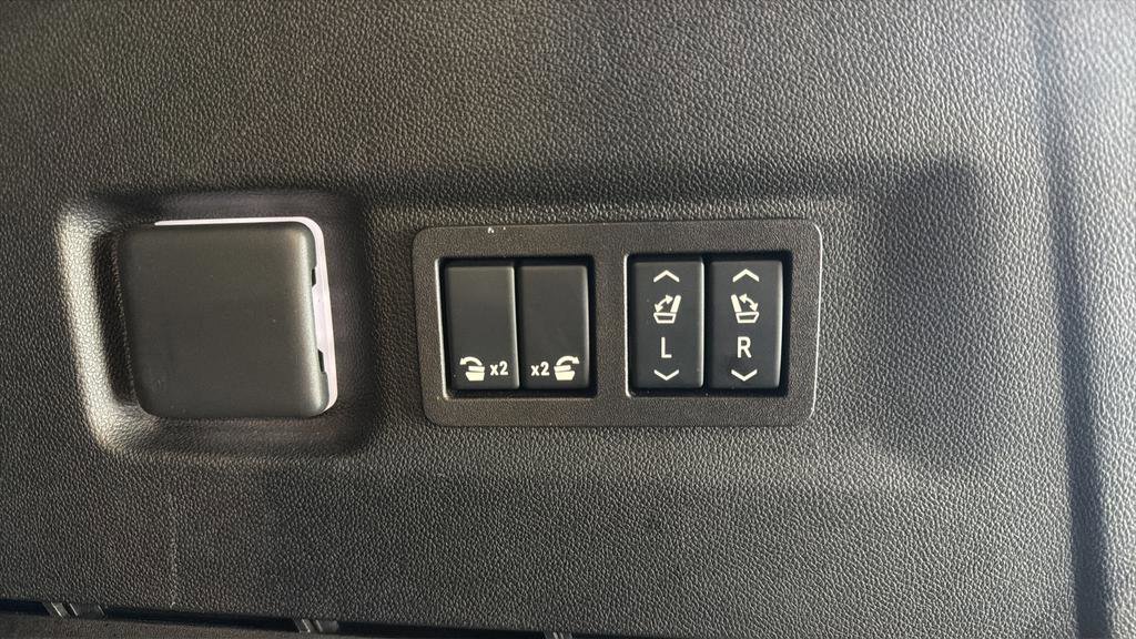 Used 2024 Chevrolet Suburban Z71 w/ Luxury Package image 22