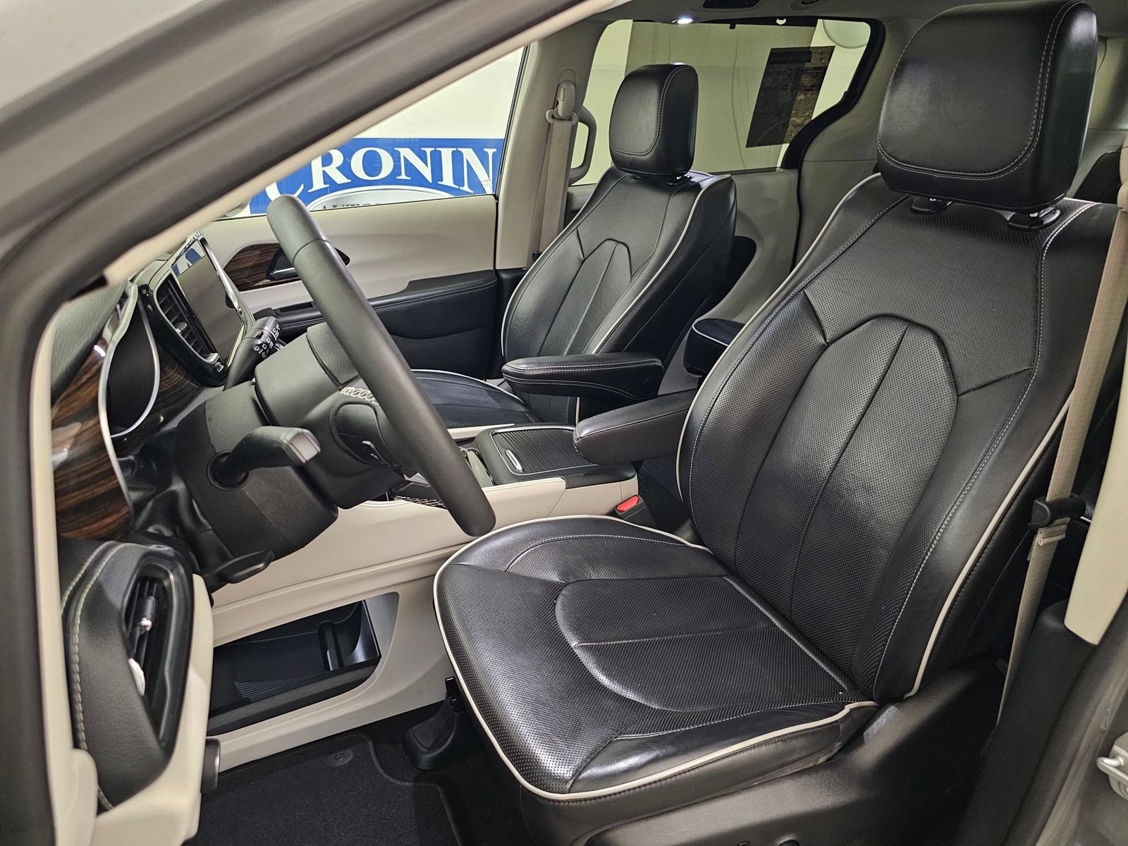 Used 2022 Chrysler Pacifica Limited AWD/4WD image 5