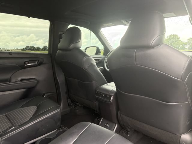 Used 2021 Toyota Highlander XSE FWD image 17