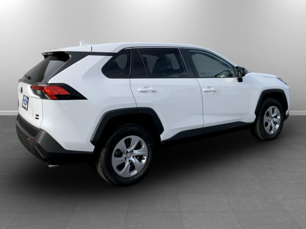 Used 2022 Toyota RAV4 LE AWD/4WD image 7