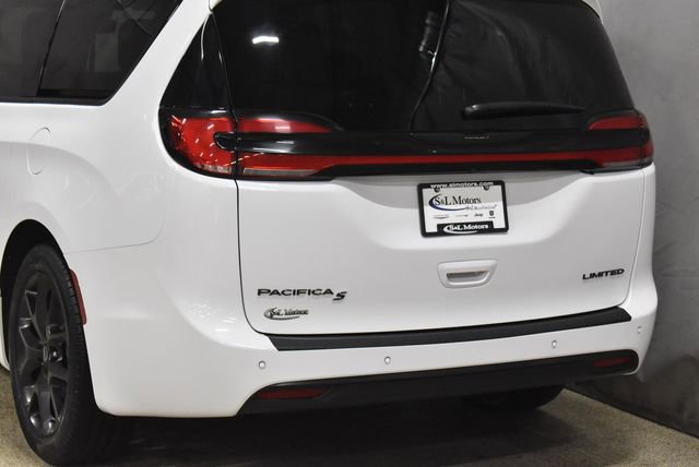 Certified 2025 Chrysler Pacifica Limited image 9