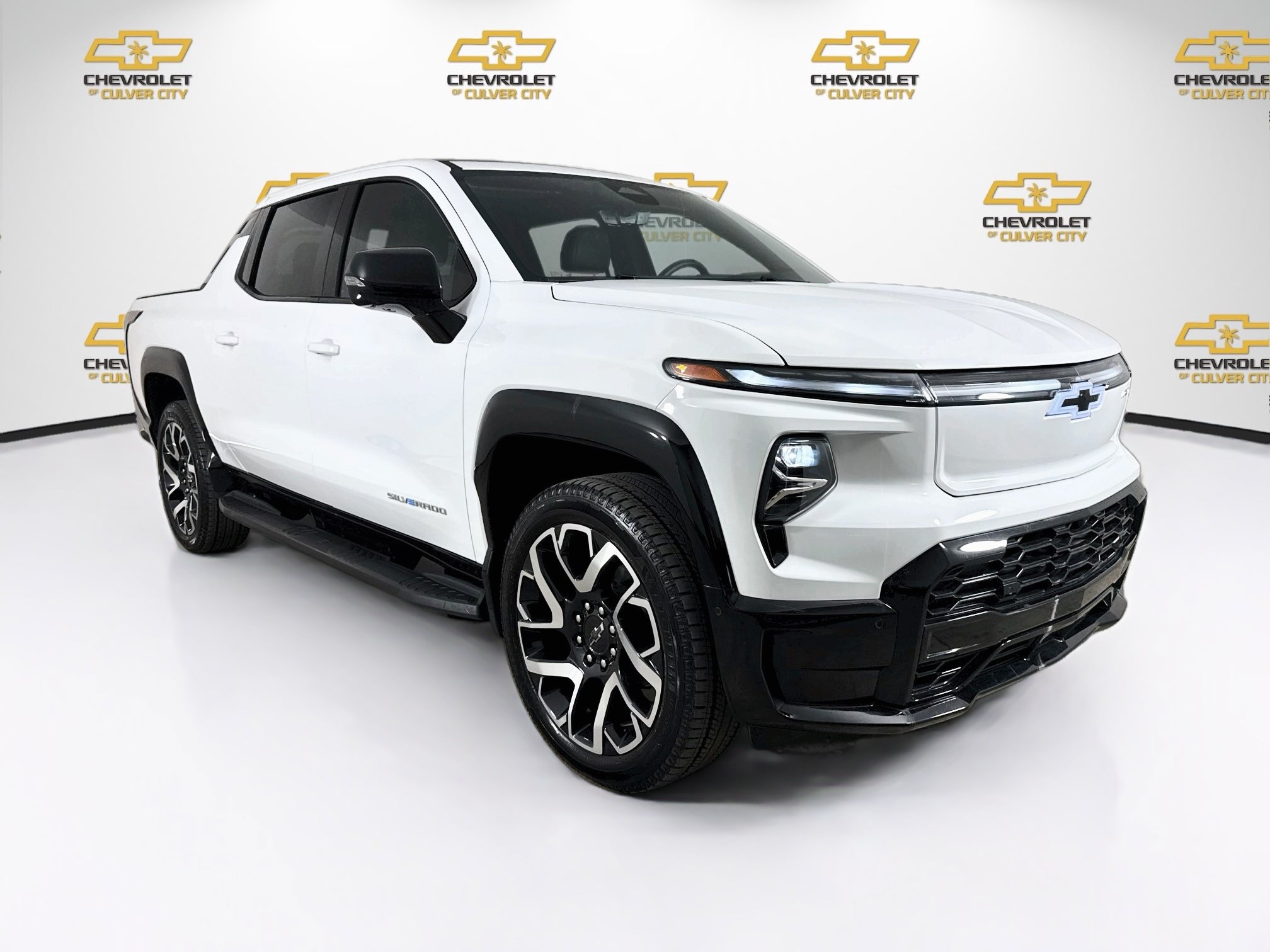 Used 2025 Chevrolet Silverado EV RST AWD/4WD image 1