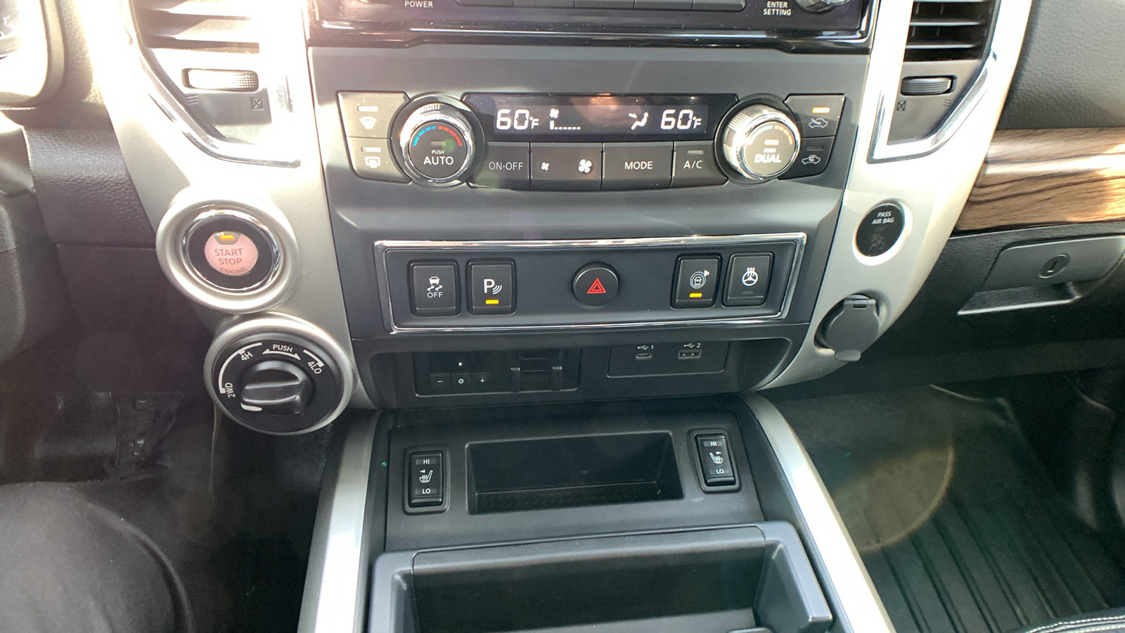 Used 2020 Nissan Titan SL w/ Moonroof Package image 18