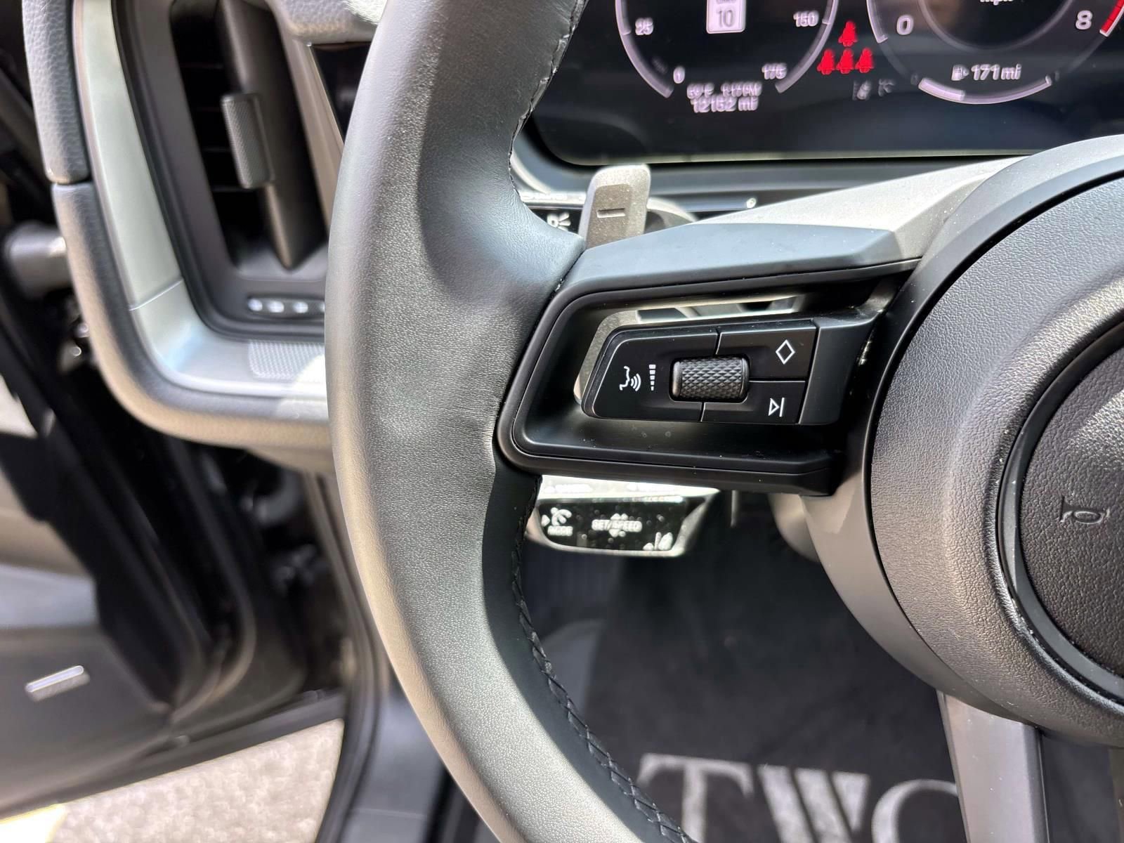 Used 2025 Porsche Cayenne AWD/4WD image 27