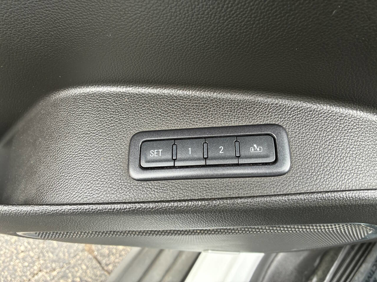 Used 2015 Chevrolet Suburban LT w/ Luxury Package AWD/4WD image 31