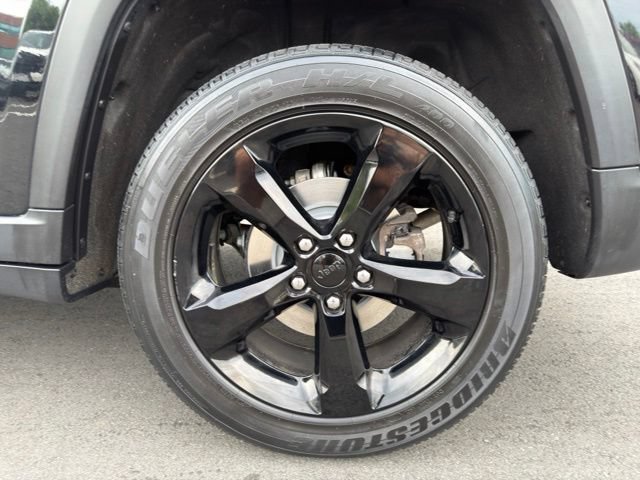 Used 2023 Jeep Grand Cherokee Altitude AWD/4WD image 31